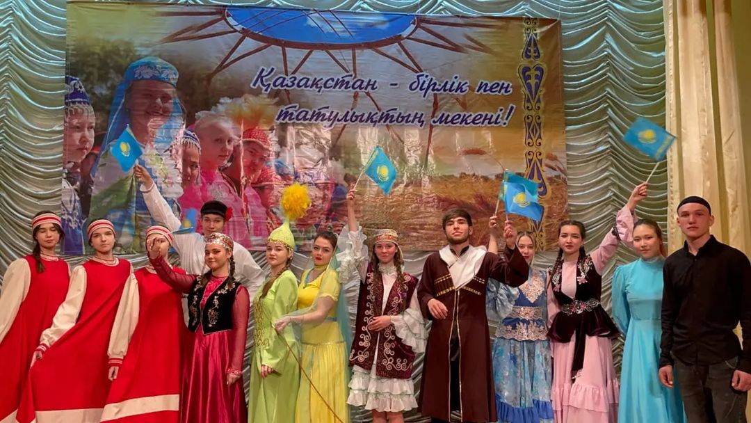 Фестиваль, посвященный Дню Единства народа Казахстана открыла заведующая кафедрой «Государственного и иностранных языков» Булекбаева Гульзия Камалиевна.
