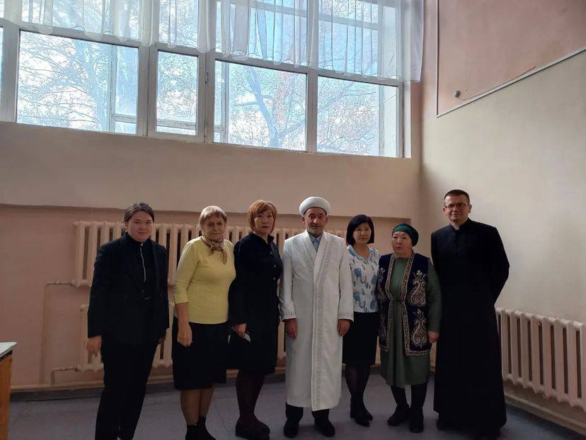 18 октября в Казахстане отмечают 20-летие Дня духовного согласия. В Карагандинском Банковском колледже имени Ж.К.Букенова кафедра «Государственного и иностранных языков» провела круглый стол, посвященный этому событию.
